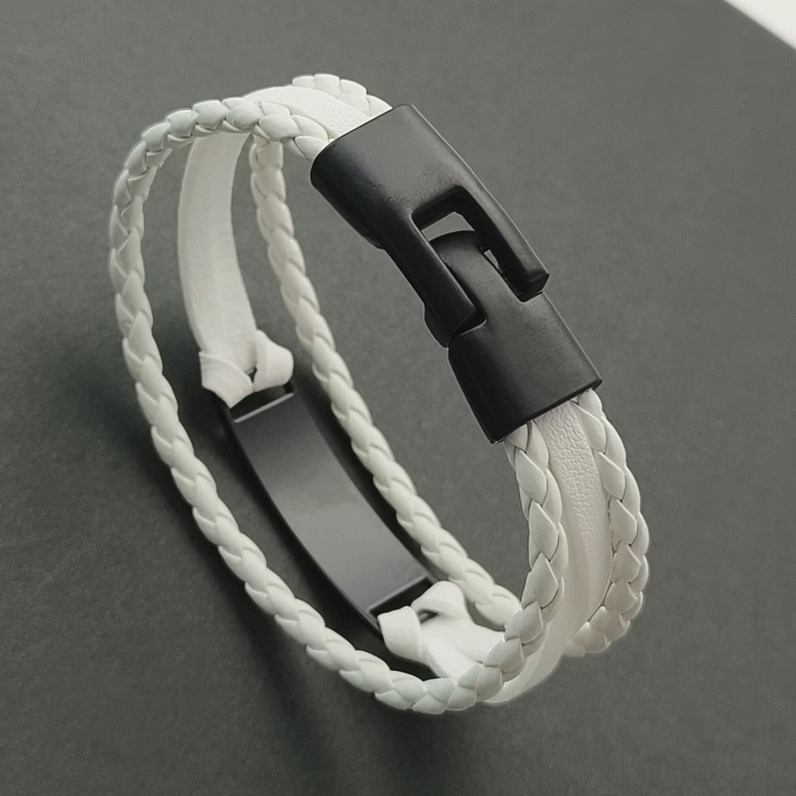 ブレスレットメンズ 職人技編み込み留め具付きレザーブレス